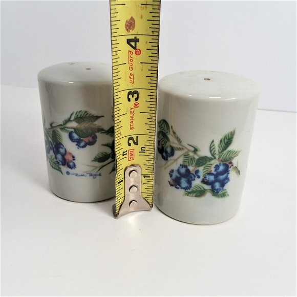 Vintage Otagiri Salt & Pepper Shaker Set Blueberries Japan Collectable Ceramic - Picture 5 of 5